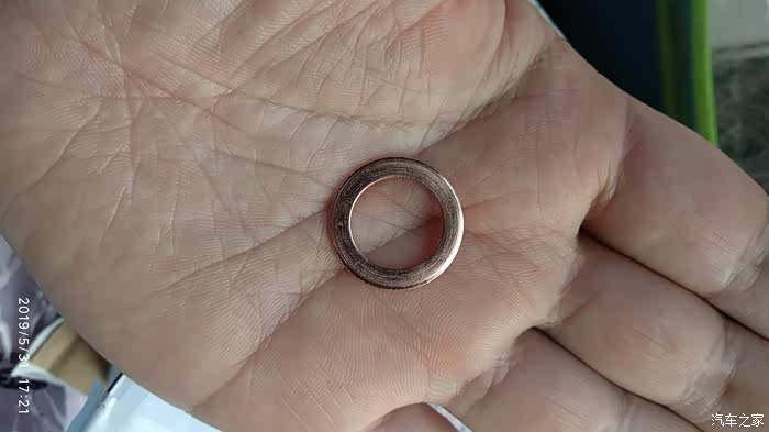 发动机机油放油螺丝垫片哪面朝发动机