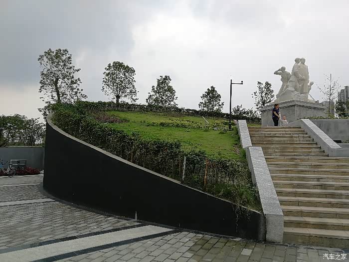 打卡红光书香广场吃水不忘挖井人