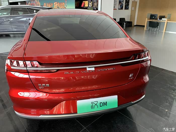 比亚迪汉dm红色看起来真好看