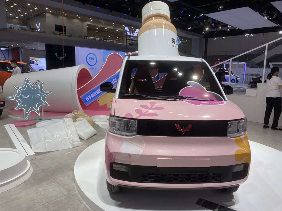 五菱宏光mini ev与喜茶联名,粉粉嫩嫩