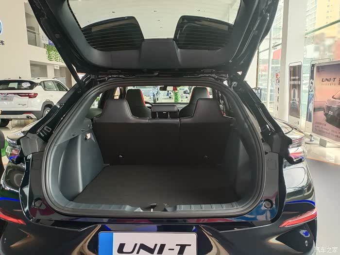 后备箱空间也是很大的