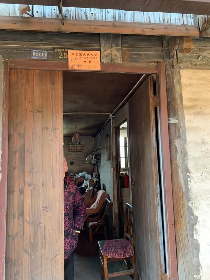 几乎每家每户店口小门上都张贴着"*星级民间人才"等,彰显政府对民间