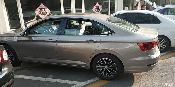 4s店现车只有水晶银,白色,黑色,海贝金,应该选择哪个颜色比