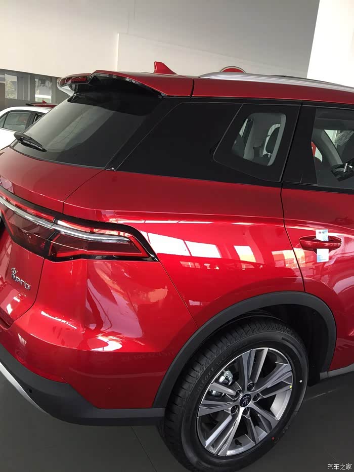 比亚迪宋pro赤帝红