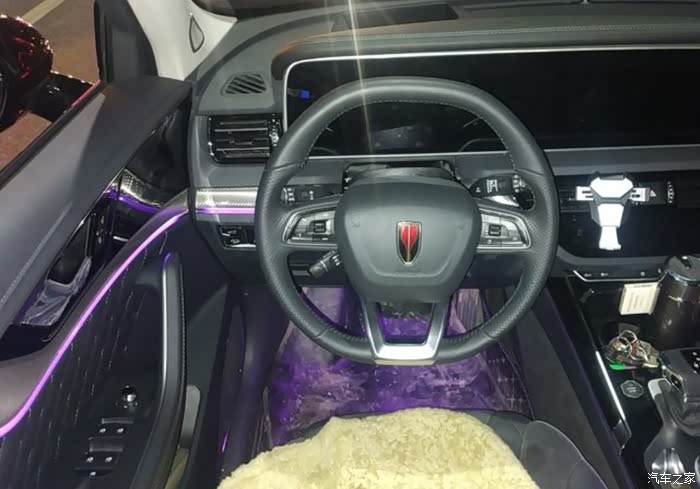 内饰的氛围灯很有个性