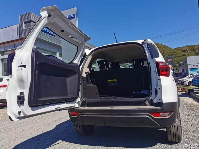 本来以为后备箱向上翻的,侧开门 的后备箱又给我带来了惊喜,跟普拉一