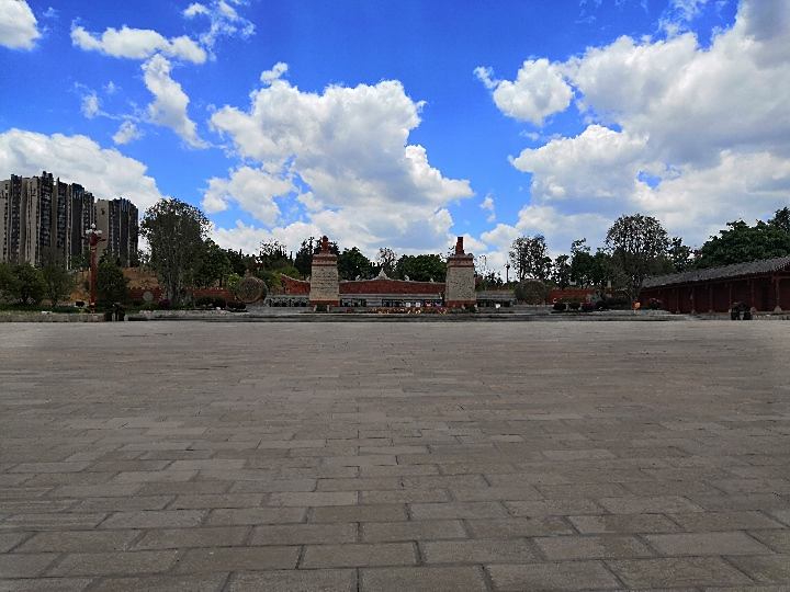 彝族太阳历广场图片