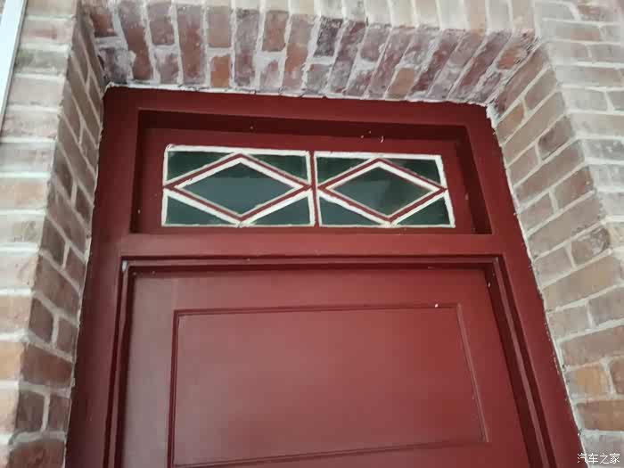 门上玻璃的造型及现在都还比较流行的百叶窗在这里都尤为突出.