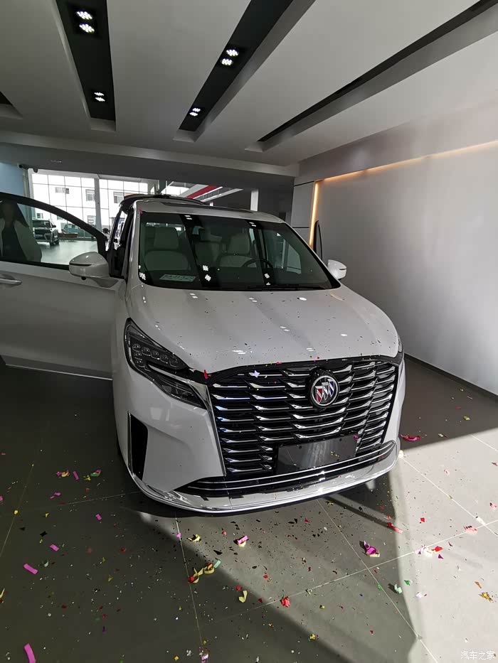 款gl8es陆尊舒适版,外观没得说,新款前脸升级后颜值杠杠滴,内饰改装