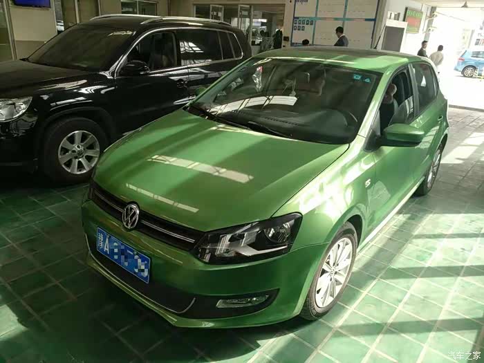 选车在店里看见的绿色的polo