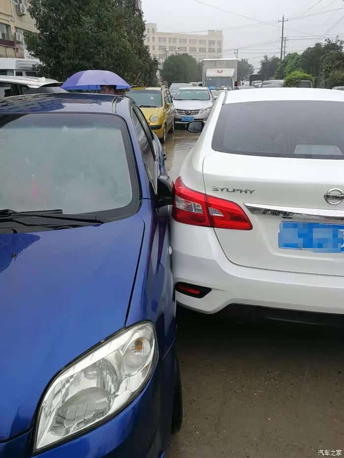 还没出小区就两车剐蹭