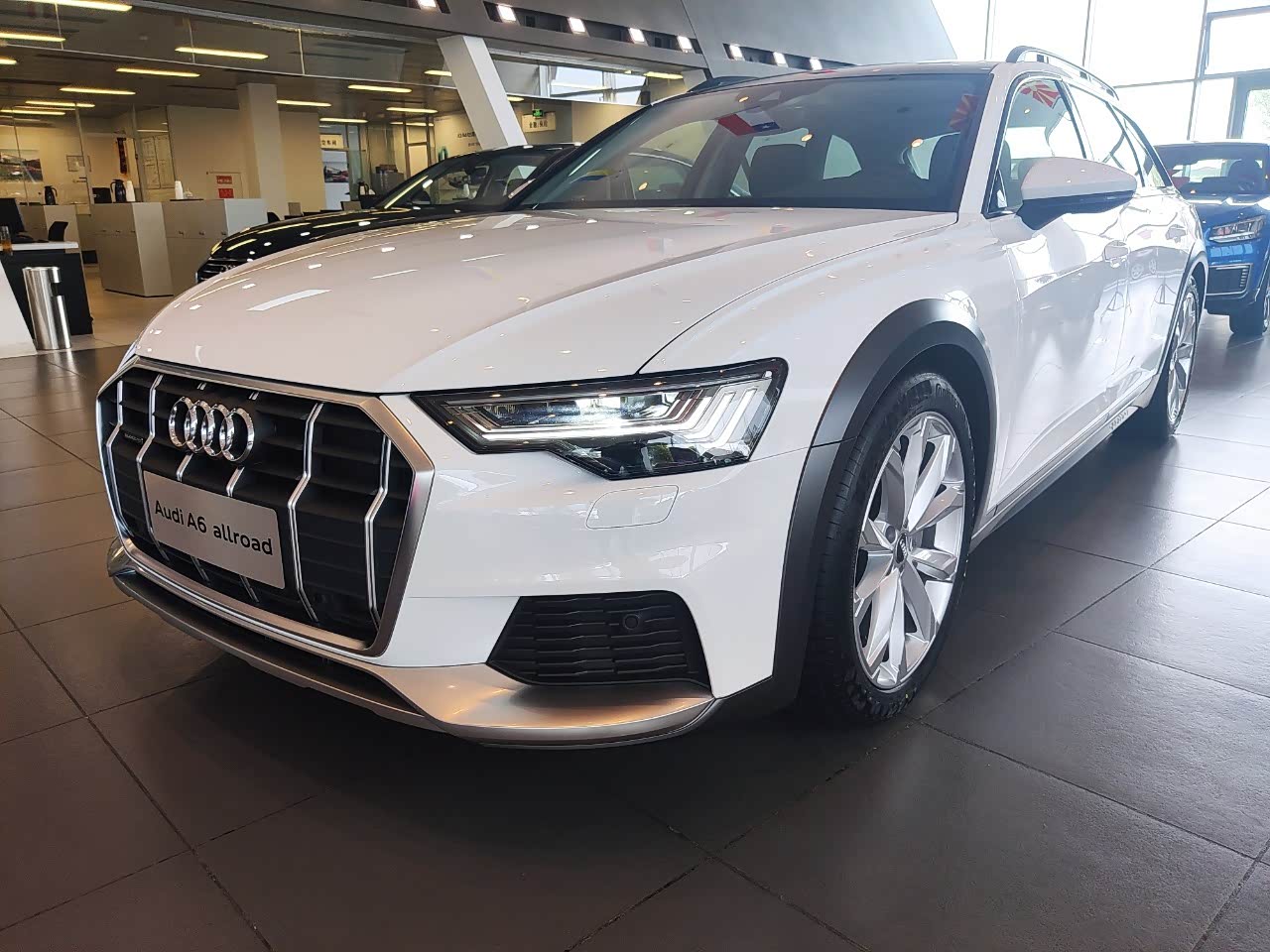 白色奥迪全新a6 allroad非常霸气.