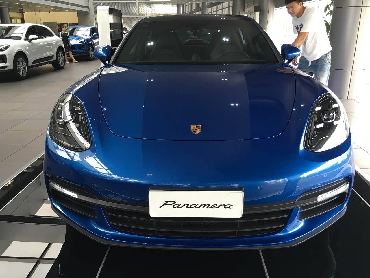 看看蓝色的保时捷吧无比帅气啊