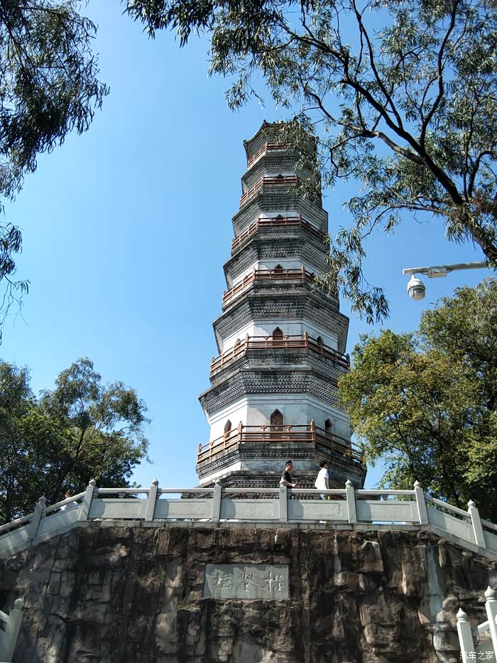 旋风战队参观榴花塔二