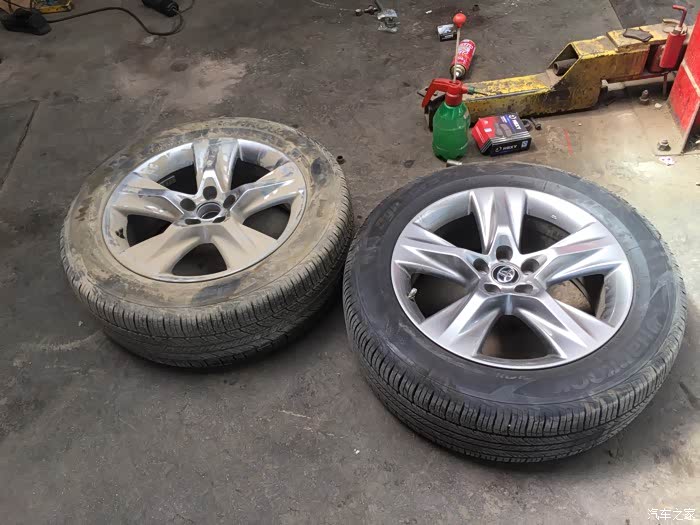 丰田汉兰达车友会2015款汉兰达轮胎被划伤更换备胎过程分享