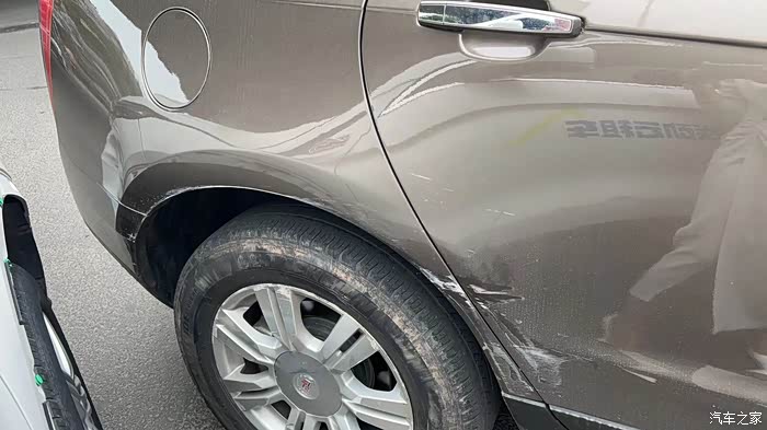 凯迪拉克srx剐蹭几处请问补漆一般多少钱