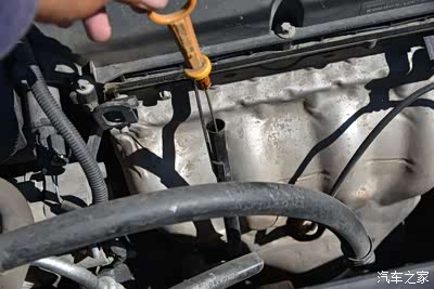 拔出机油尺,必须从这个管内插入吸油管,抽废机油呀.