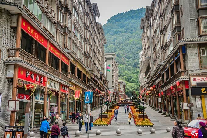 宝兴 县城不大,中心区域被当地政府打造成了古城的样子,翠绿的大山配