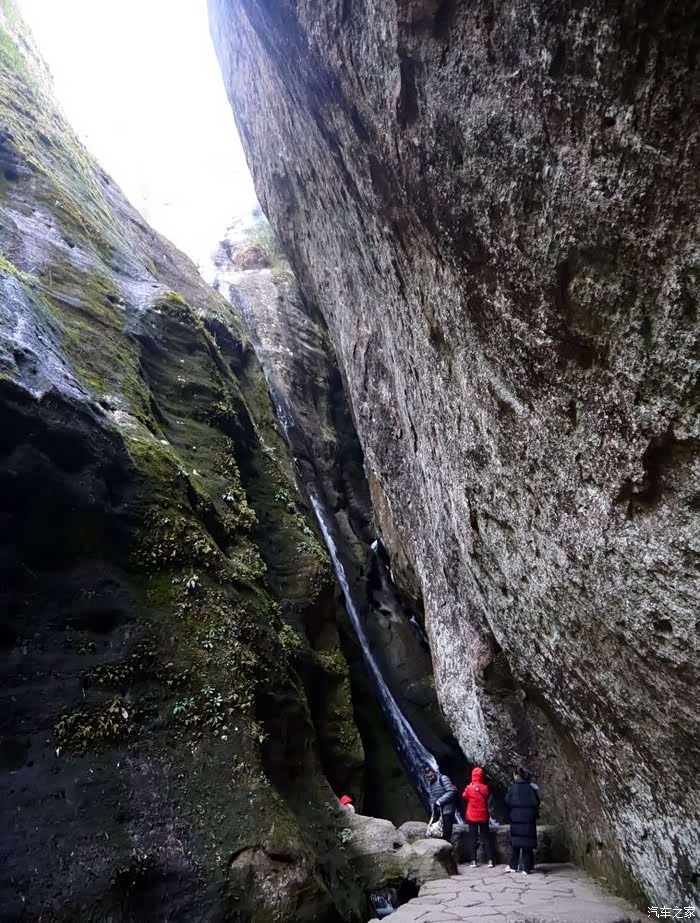 仙浴潭,水是从上面瀑布流下来的