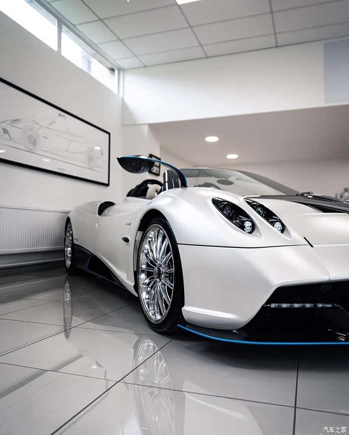 帕加尼huayra roadster,哑光白车漆好看.