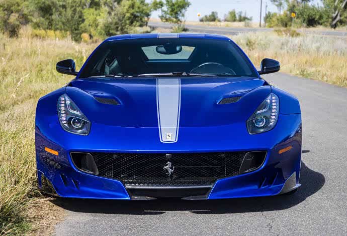法拉利f12一款漂亮的蓝色超跑