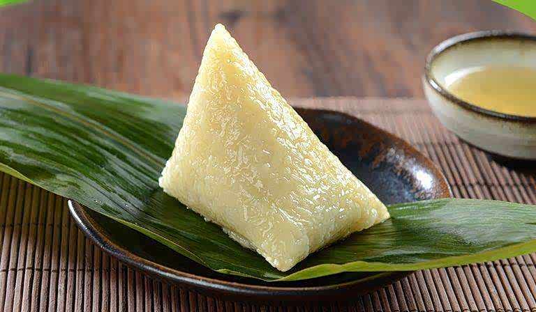 北方粽子,一般则是简单粗暴地把大枣按在一侧或几侧的尖角上.