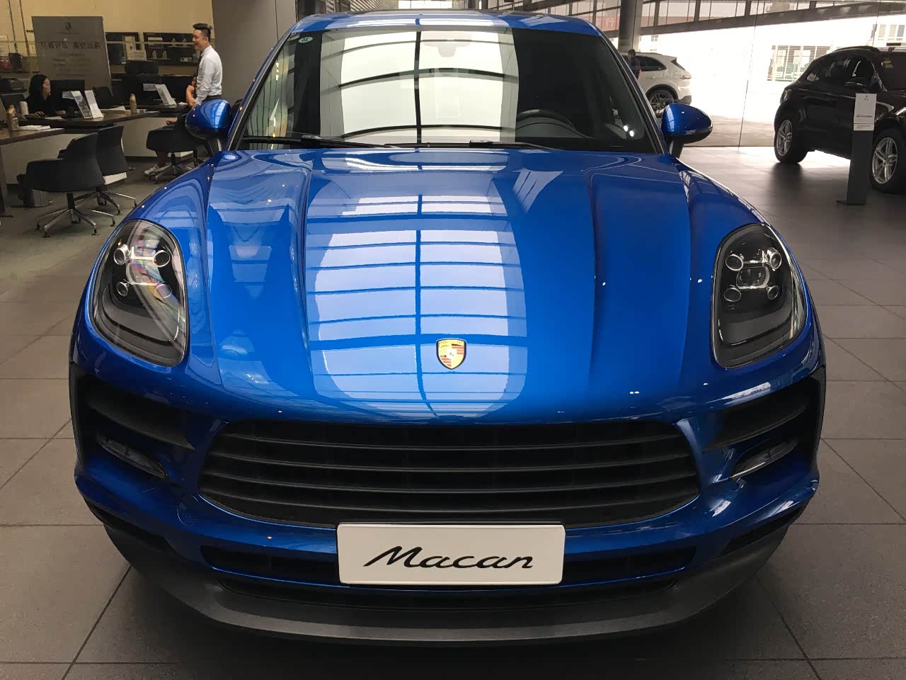 macan是保时捷的一款入门级suv它的前脸设计和卡宴相似