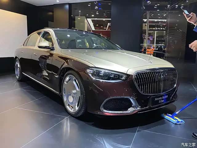 全新梅赛德斯迈巴赫s级双色车漆采用手工喷涂