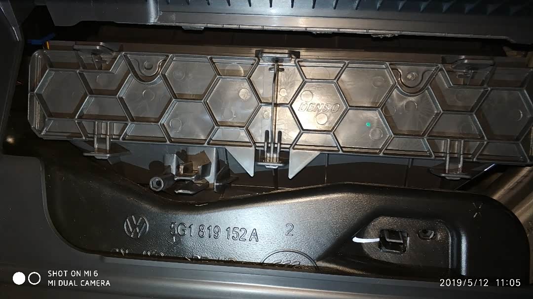 迈腾2018款尊贵版更换空调滤芯