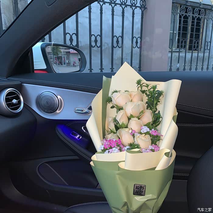 4s店送的花!嗯,好看还不错哈哈哈哈哈哈哈,不过没有我的车好看