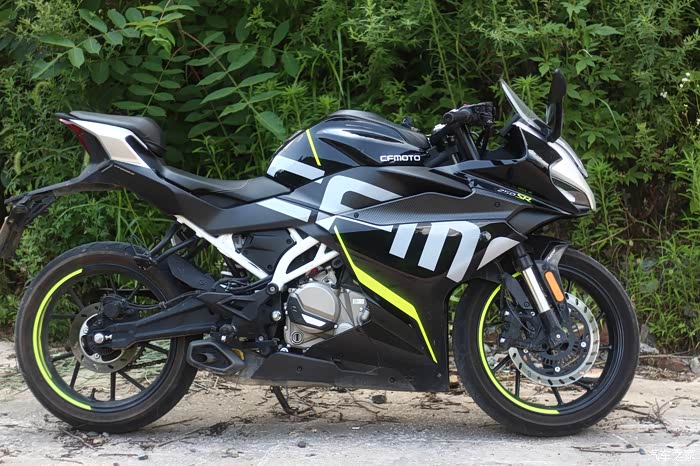 春风250sr入门小跑车