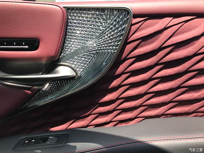 ls的 灵光切子衬鹤羽折布