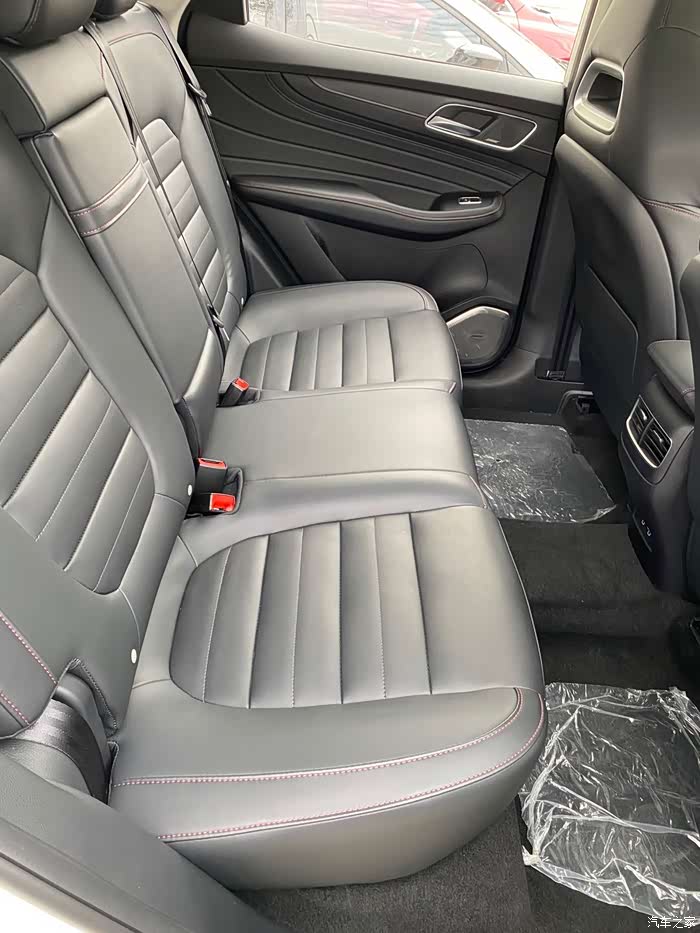 后排的空间很大,平常我也就放放包包什么的