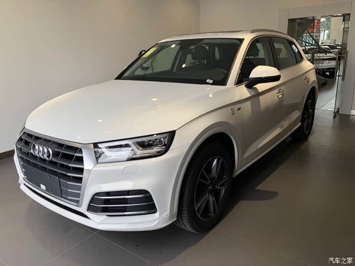 奥迪q5l40tfsi时尚白色提车作业