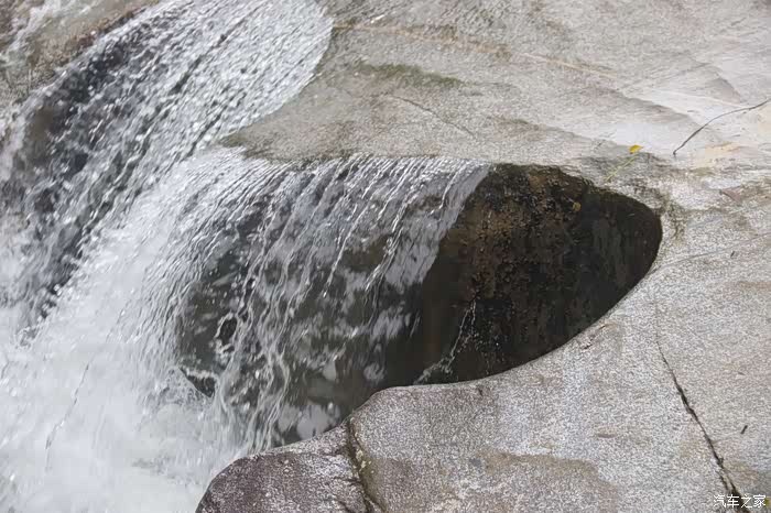 水流到石壁边像一张张幕布,可见水流速很快