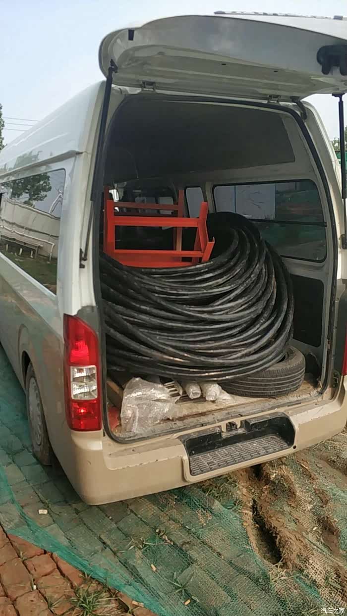 装了一车的电缆线.