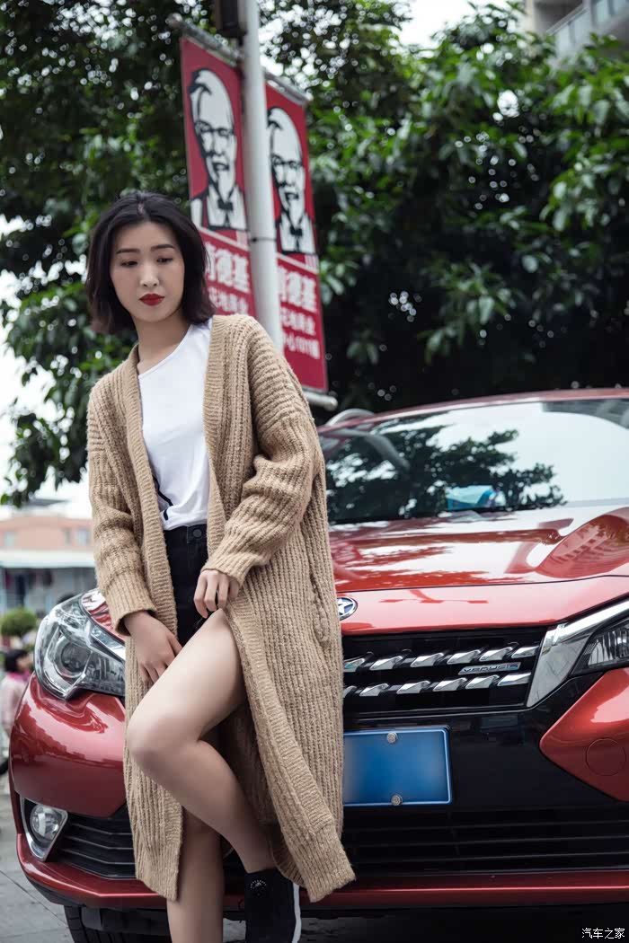 体育场上,美女与启辰的拍拍拍