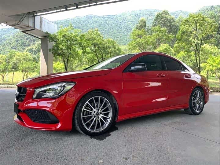 红色的奔驰,看上去非常有活力