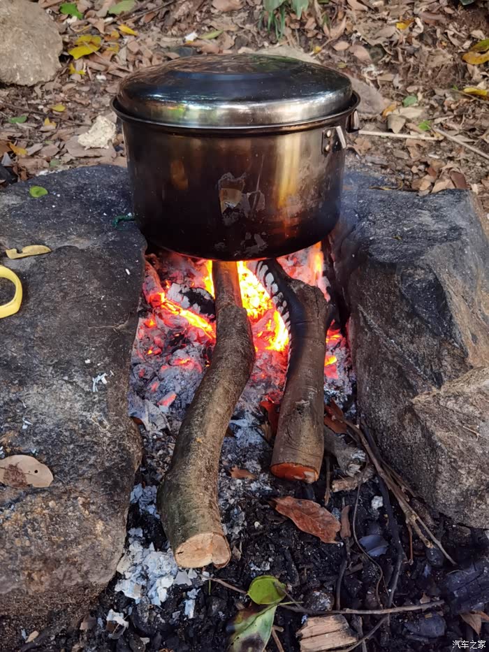 一锅美味的荔枝木柴火腊味饭,彻底征服你的味蕾