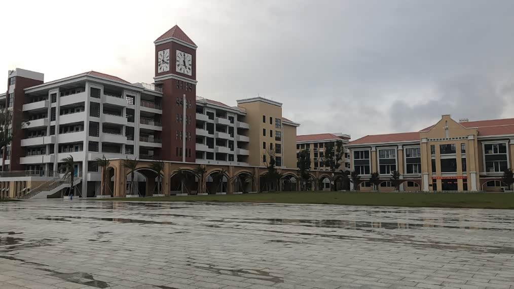 小e亮相北部湾高中