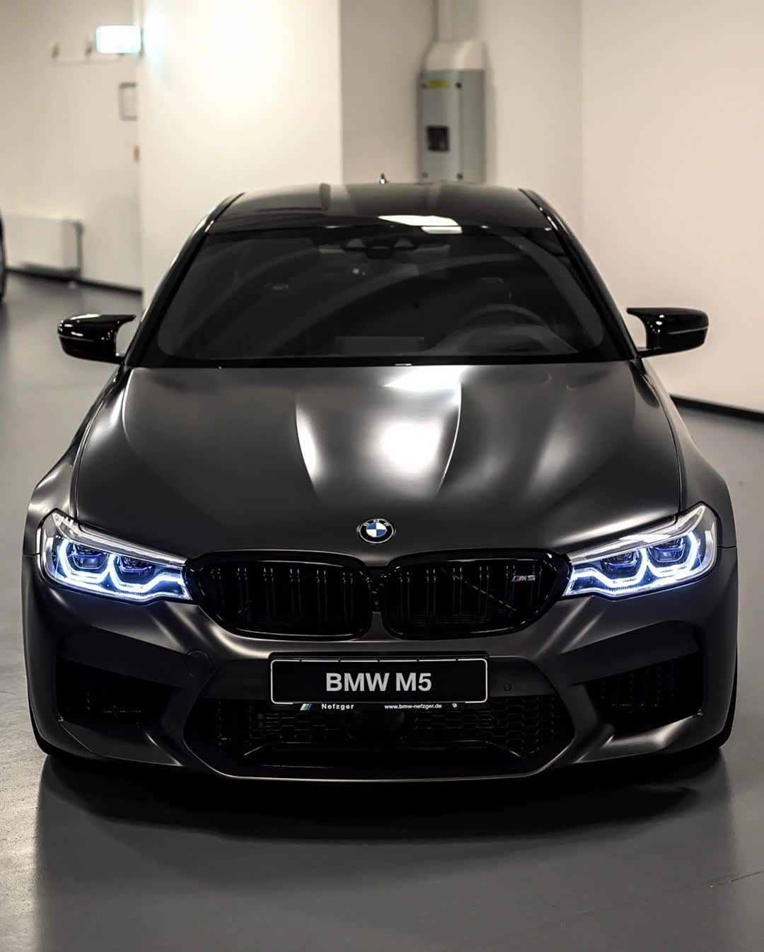 全黑车身的宝马m5才是最诱人的.