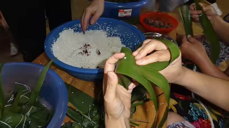 箬叶散发着清香,咬一口粽子,甜而不腻.