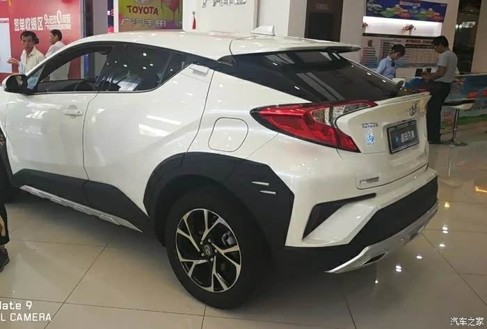 借别人的图问问同样是chr珍珠白为啥车身不一样