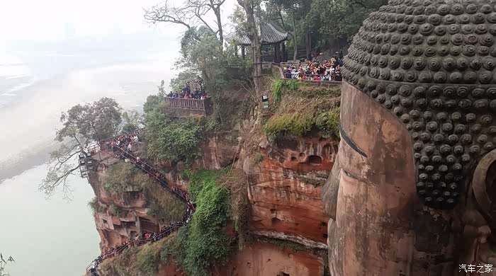 游乐山三江汇流乐山大佛