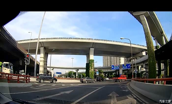 武宁路真北路环岛右转进真北路能无视红灯和停止线直接右转吗