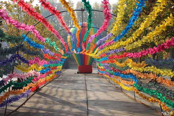 好多风车啊  用风车做的拱门~很漂亮