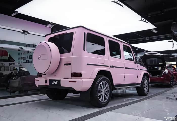 奔驰大配粉色骚的理直气壮吃瓜