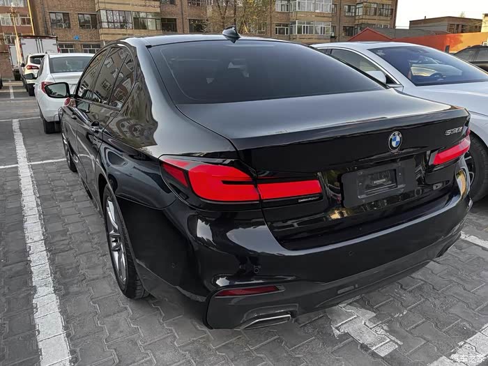 宝马5系尾灯老款改21款新款熏黑立体尾灯