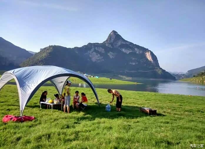 带小六仰望星空——河边露营