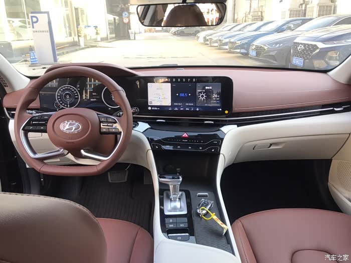 内饰双拼色,说实话,感觉新名图内饰真的非常有豪华感,您觉得呢?